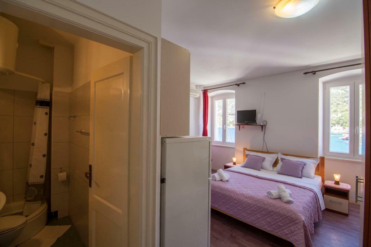 Apartment Riva 5 Komiža Exteriör bild