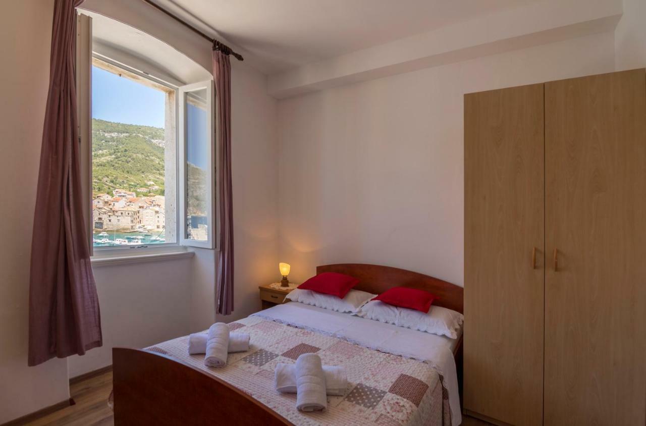 Apartment Riva 5 Komiža Exteriör bild