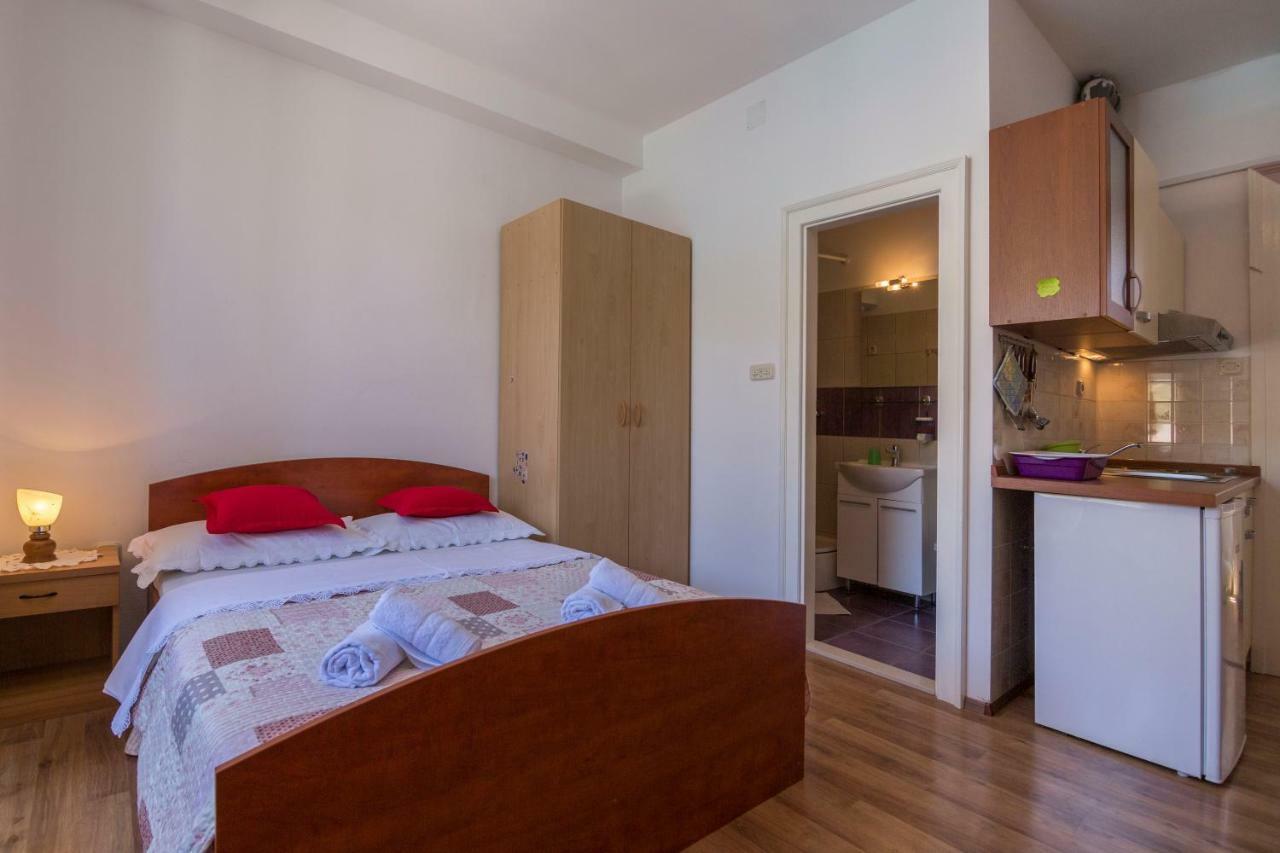 Apartment Riva 5 Komiža Exteriör bild